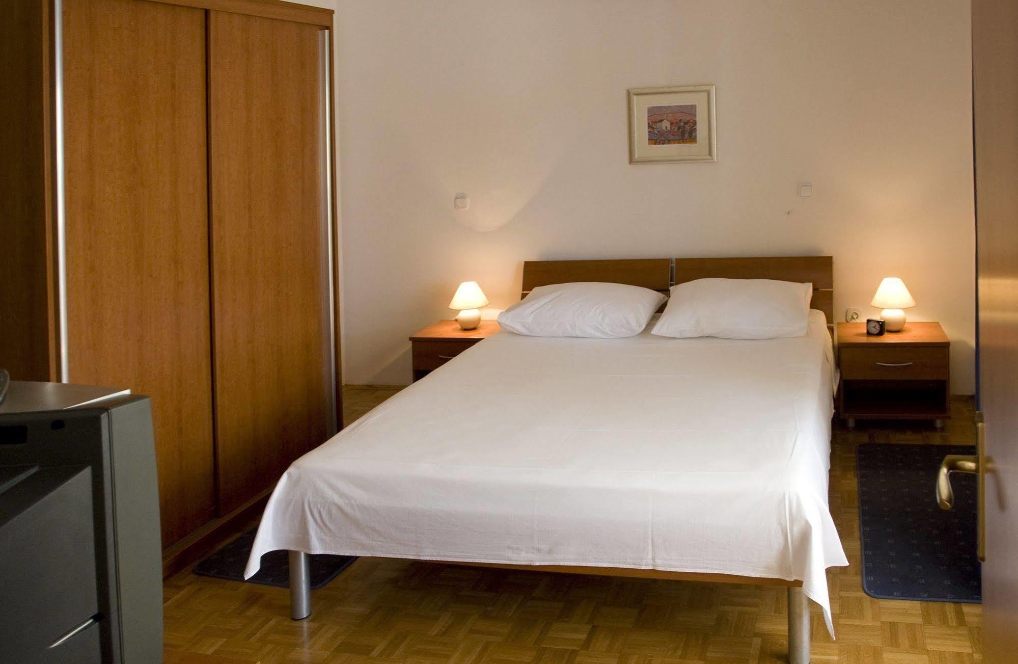 Apartments Pucisca Εξωτερικό φωτογραφία
