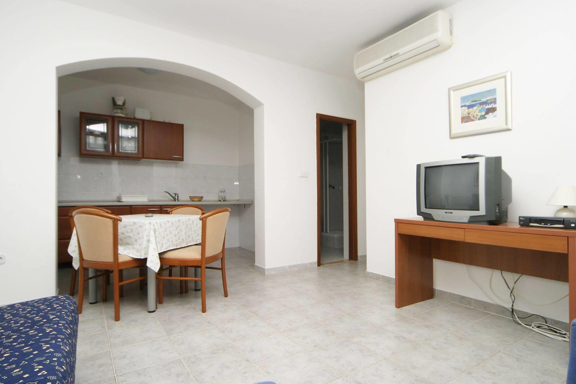 Apartments Pucisca Εξωτερικό φωτογραφία
